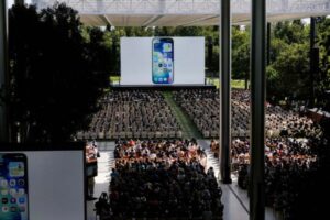 Apple Modernizes Its Ecosystem but Disappoints with AI Strategy